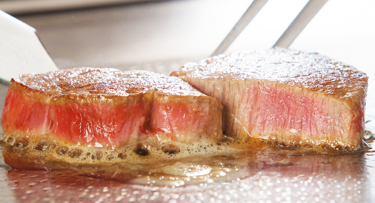 ステーキを焼いている写真